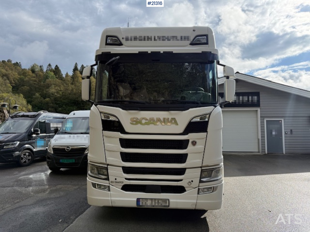 Scania R520 - Dobozos felépítményű teherautó: 2 kép. Scania R520 - Dobozos felépítményű teherautó: 2 kép.