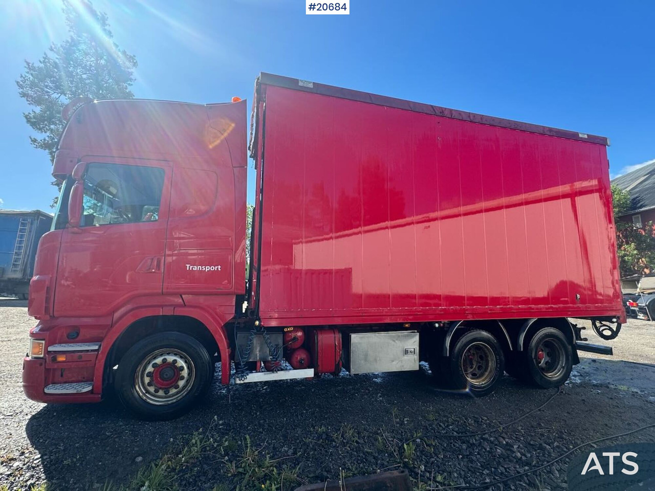 Dobozos felépítményű teherautó Scania R560: 6 kép.