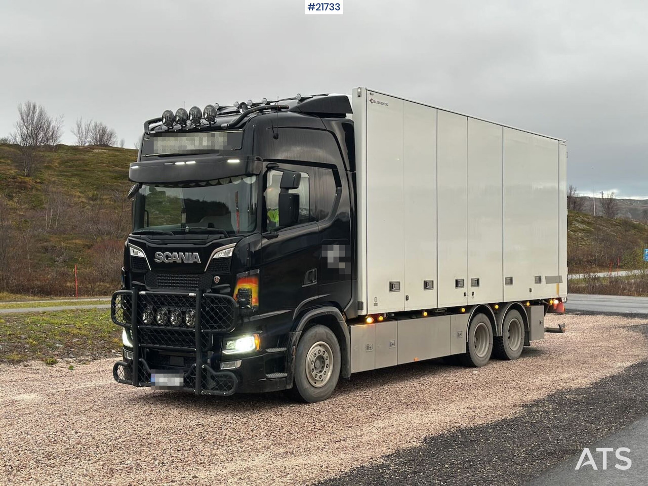 Scania S580 6x4 skapbil m/ kjøl, frys og varme og 2 sett dekk. SE VIDEO - Dobozos felépítményű teherautó: 1 kép. Scania S580 6x4 skapbil m/ kjøl, frys og varme og 2 sett dekk. SE VIDEO - Dobozos felépítményű teherautó: 1 kép.