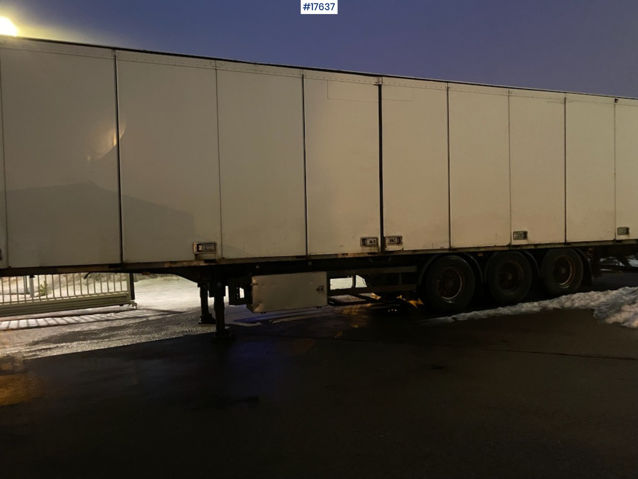 Schmitz Cargobull - Félpótkocsi dobozos: 2 kép. Schmitz Cargobull - Félpótkocsi dobozos: 2 kép.