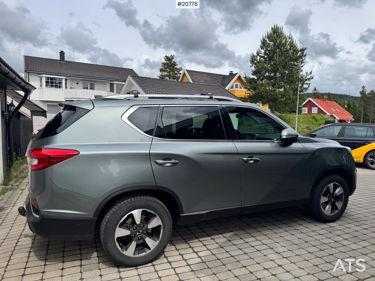 Autó Ssangyong REXTON: 6 kép.