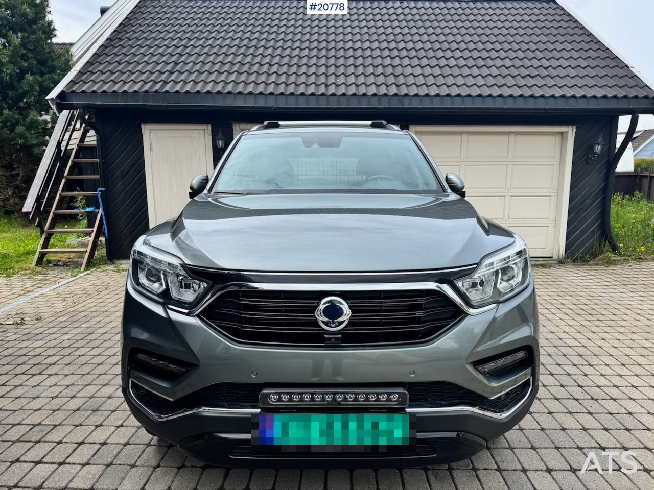Autó Ssangyong REXTON: 9 kép.