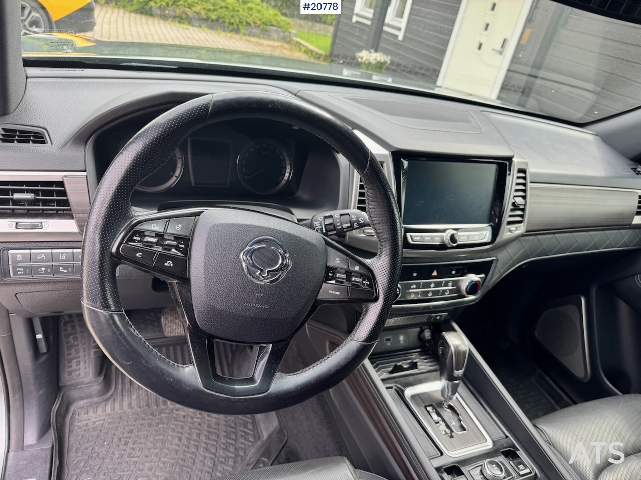 Autó Ssangyong REXTON: 26 kép.