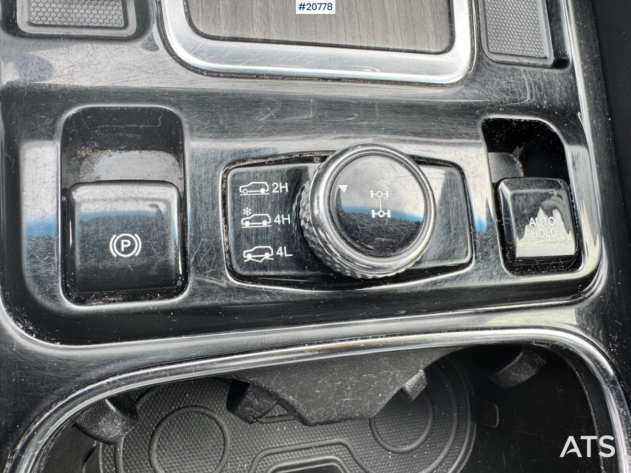 Autó Ssangyong REXTON: 30 kép.