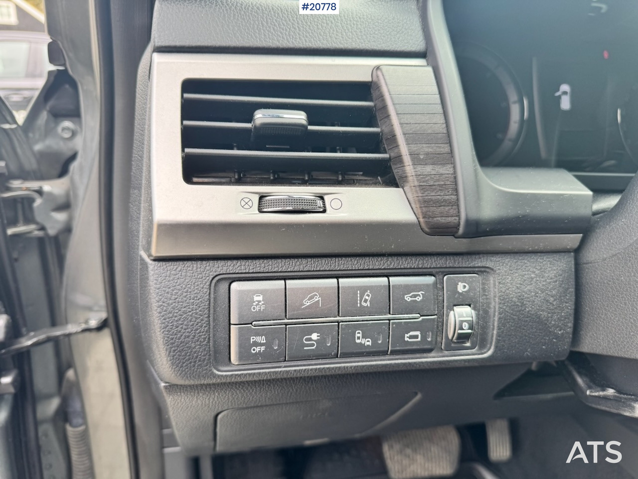 Autó Ssangyong REXTON: 32 kép.