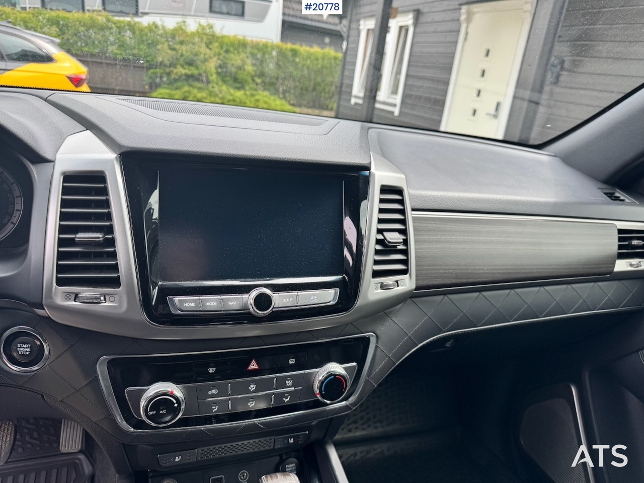 Autó Ssangyong REXTON: 24 kép.