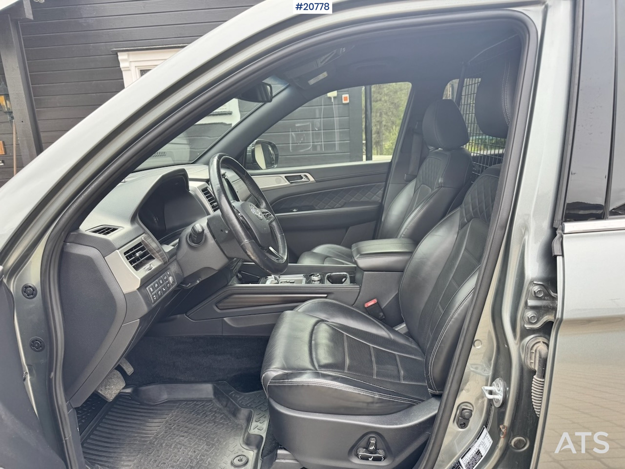 Autó Ssangyong REXTON: 21 kép.