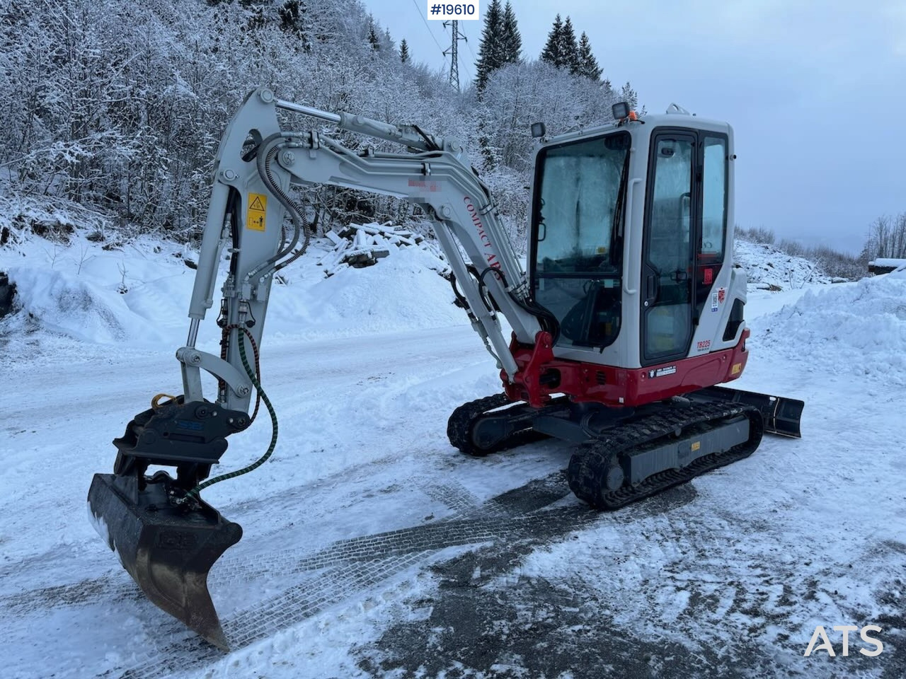 Takeuchi TB225 - Kotrógép: 1 kép. Takeuchi TB225 - Kotrógép: 1 kép.
