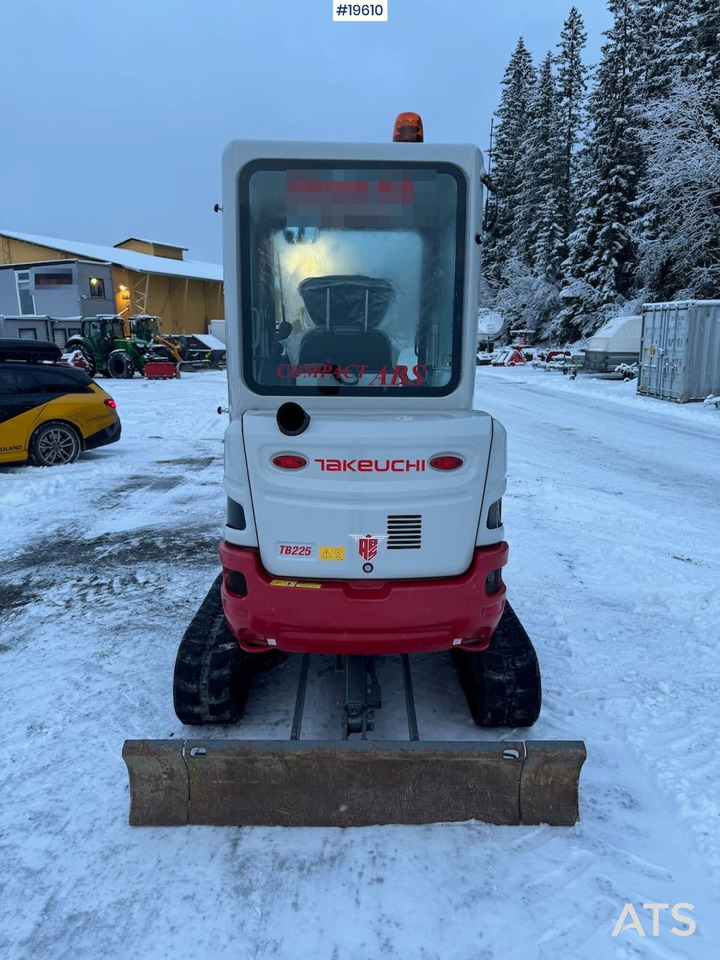 Takeuchi TB225 - Kotrógép: 5 kép. Takeuchi TB225 - Kotrógép: 5 kép.