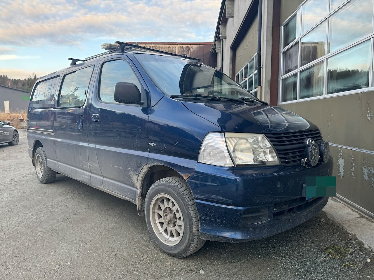 Toyota HIACE - Furgon: 2 kép. Toyota HIACE - Furgon: 2 kép.