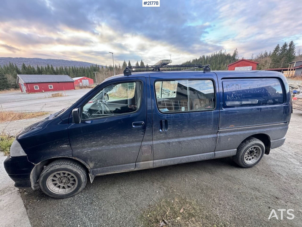 Toyota HIACE - Furgon: 4 kép. Toyota HIACE - Furgon: 4 kép.