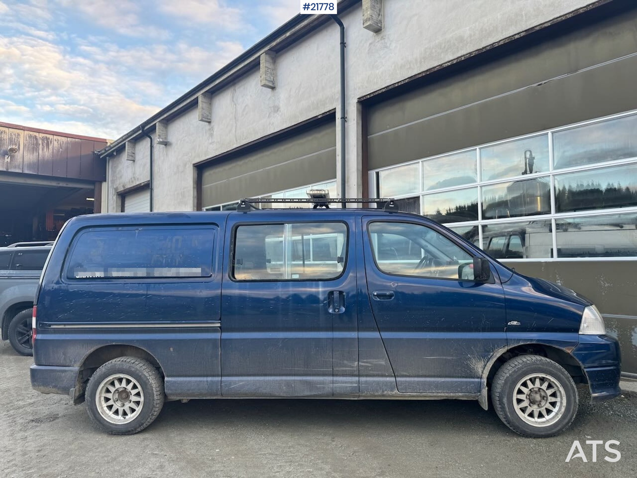 Toyota HIACE - Furgon: 1 kép. Toyota HIACE - Furgon: 1 kép.