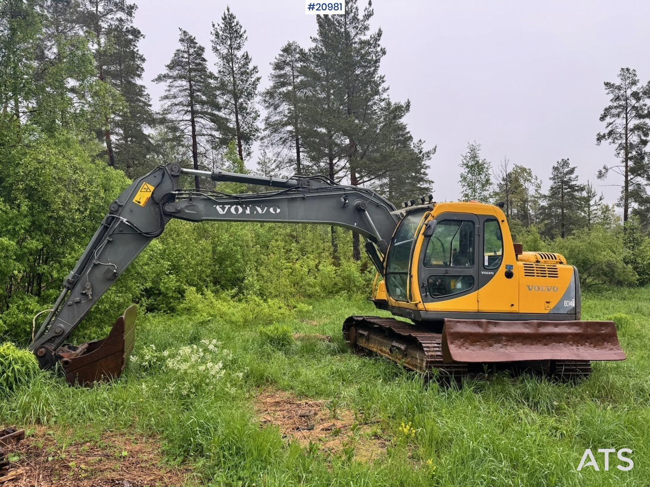 Volvo EC140LC - Lánctalpas kotró: 2 kép. Volvo EC140LC - Lánctalpas kotró: 2 kép.