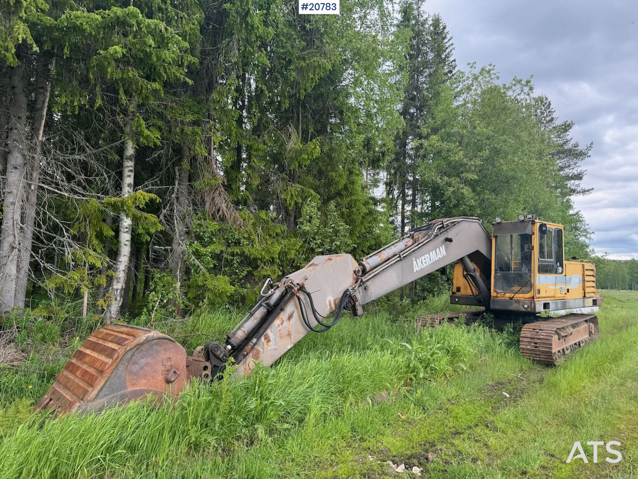Volvo EC230B - Lánctalpas kotró: 2 kép. Volvo EC230B - Lánctalpas kotró: 2 kép.