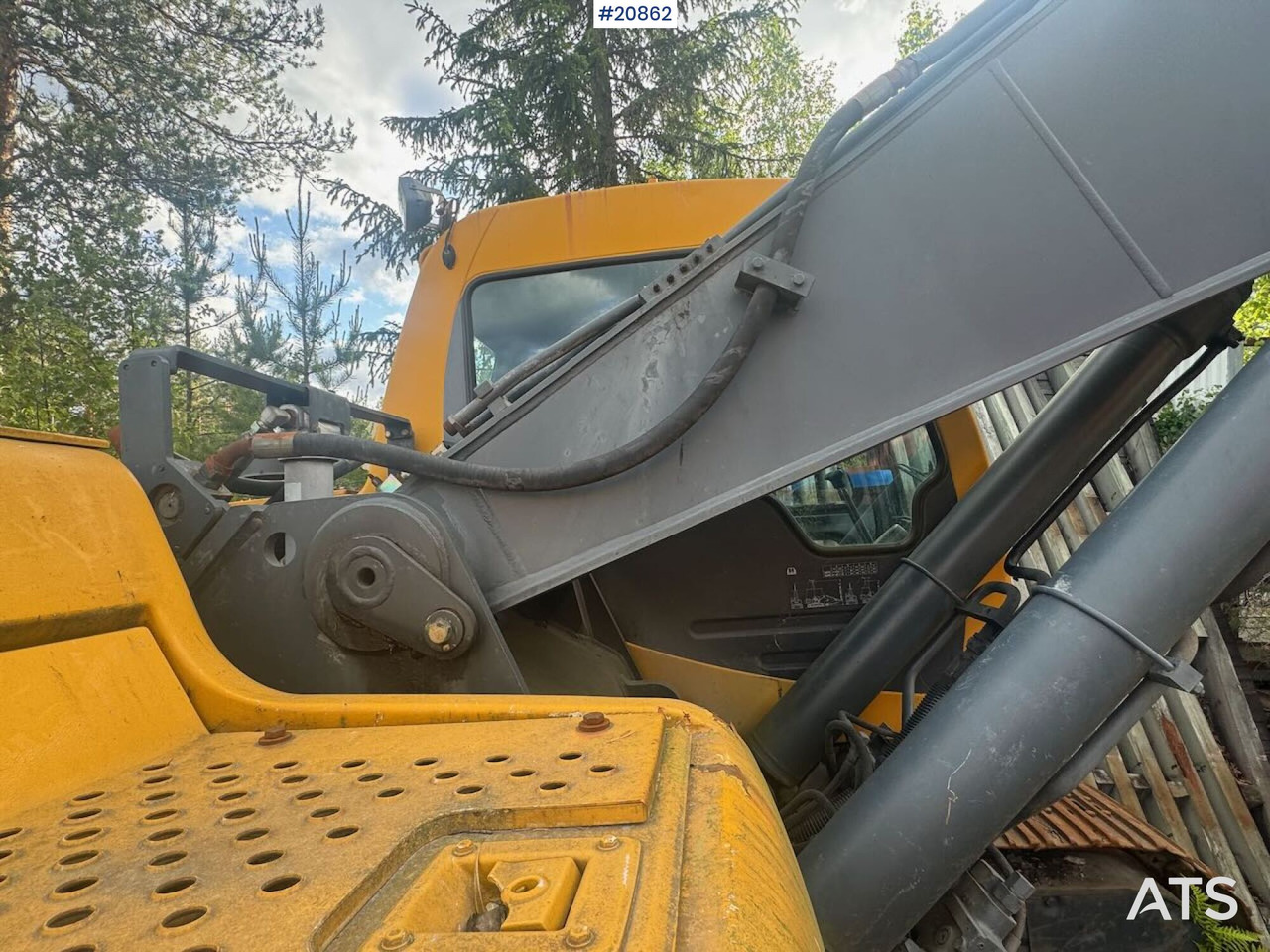 Volvo EC240LC - Lánctalpas kotró: 5 kép. Volvo EC240LC - Lánctalpas kotró: 5 kép.