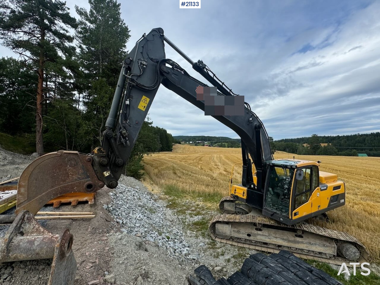 Volvo EC250DL - Lánctalpas kotró: 2 kép. Volvo EC250DL - Lánctalpas kotró: 2 kép.