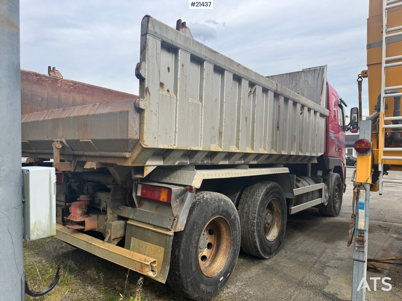 Volvo FH12 420 - Billenőplatós teherautó: 5 kép. Volvo FH12 420 - Billenőplatós teherautó: 5 kép.