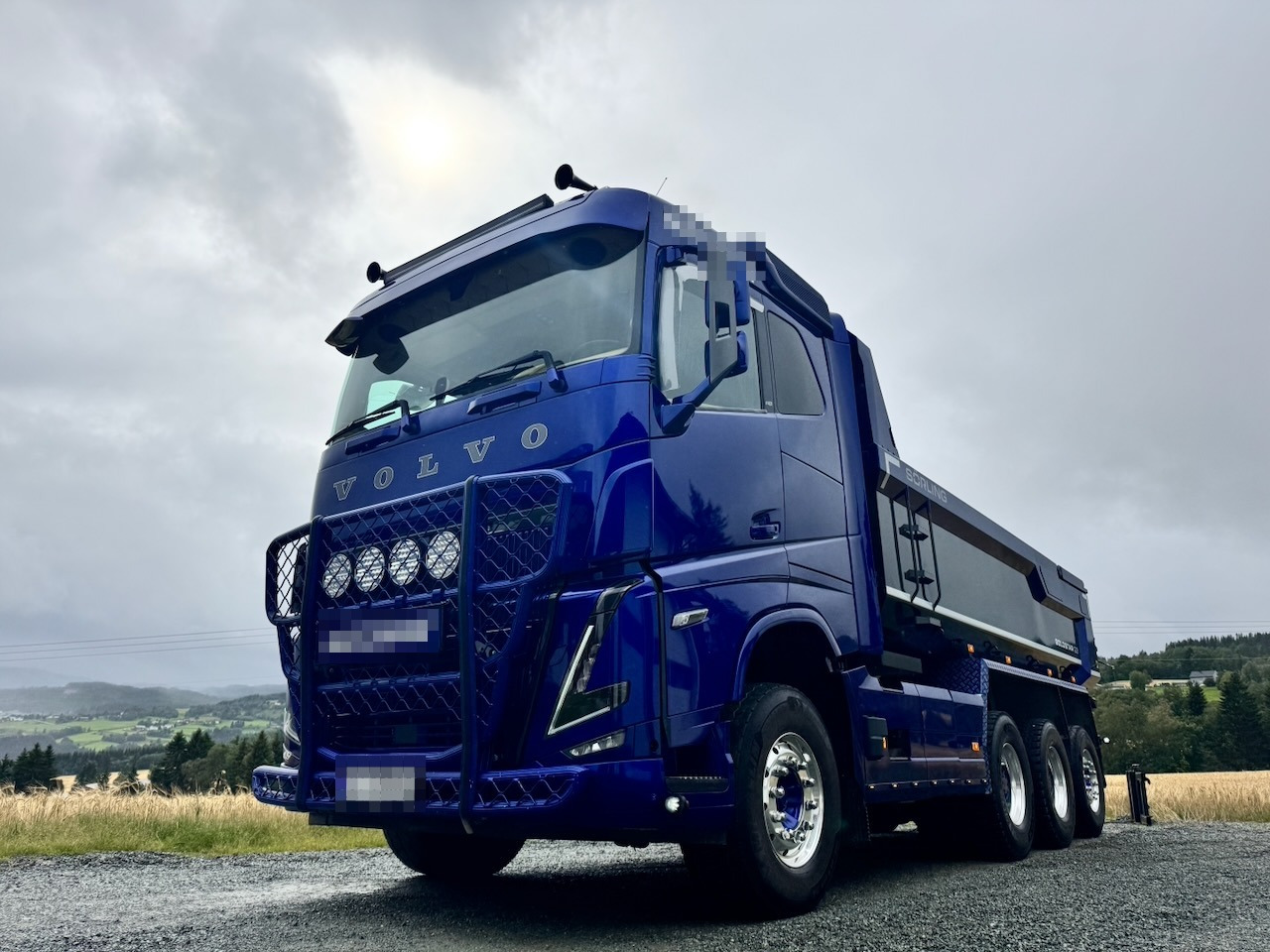 Volvo FH16 - Billenőplatós teherautó: 2 kép. Volvo FH16 - Billenőplatós teherautó: 2 kép.