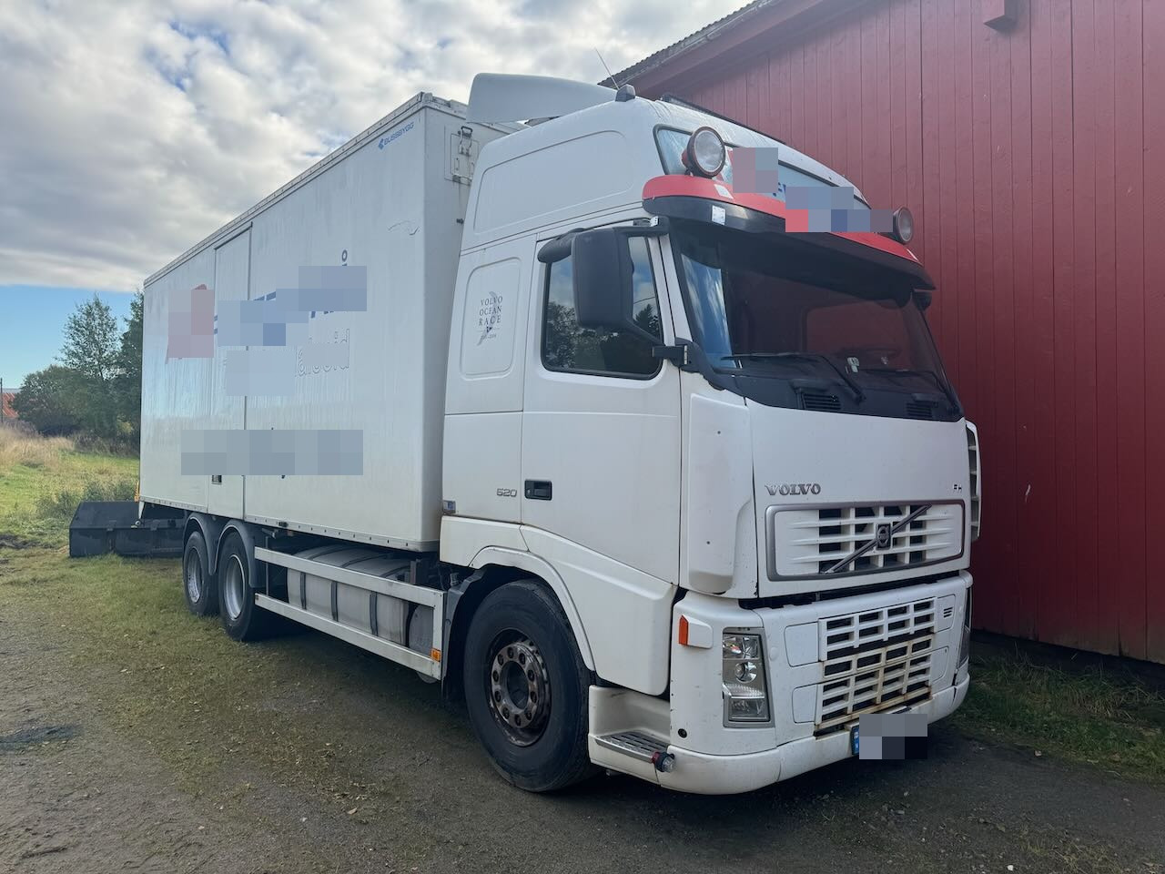 Volvo FH520 - Dobozos felépítményű teherautó: 1 kép. Volvo FH520 - Dobozos felépítményű teherautó: 1 kép.