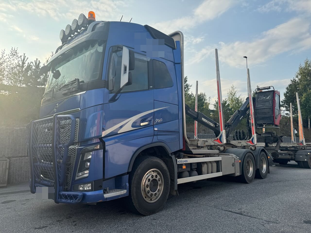 Volvo FH750 - Rönkszállító teherautó, Darus autó: 1 kép. Volvo FH750 - Rönkszállító teherautó, Darus autó: 1 kép.