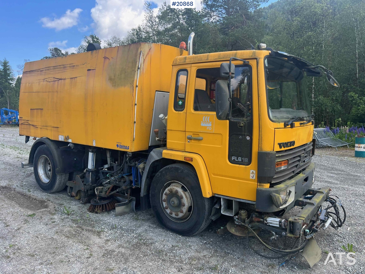 Volvo FL616 - Utcaseprő gép: 3 kép. Volvo FL616 - Utcaseprő gép: 3 kép.
