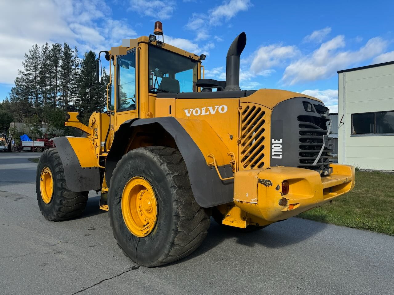 Volvo L110E - Gumikerekes homlokrakodó: 4 kép. Volvo L110E - Gumikerekes homlokrakodó: 4 kép.