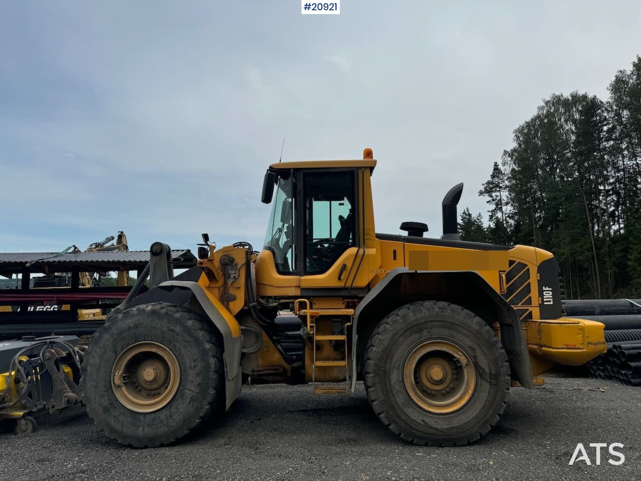 Volvo L110F - Gumikerekes homlokrakodó: 2 kép. Volvo L110F - Gumikerekes homlokrakodó: 2 kép.