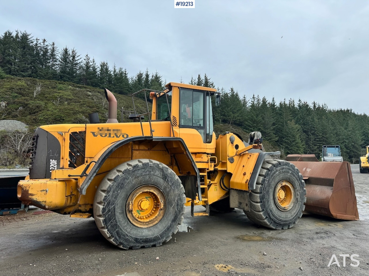 Volvo L220F - Gumikerekes homlokrakodó: 3 kép. Volvo L220F - Gumikerekes homlokrakodó: 3 kép.