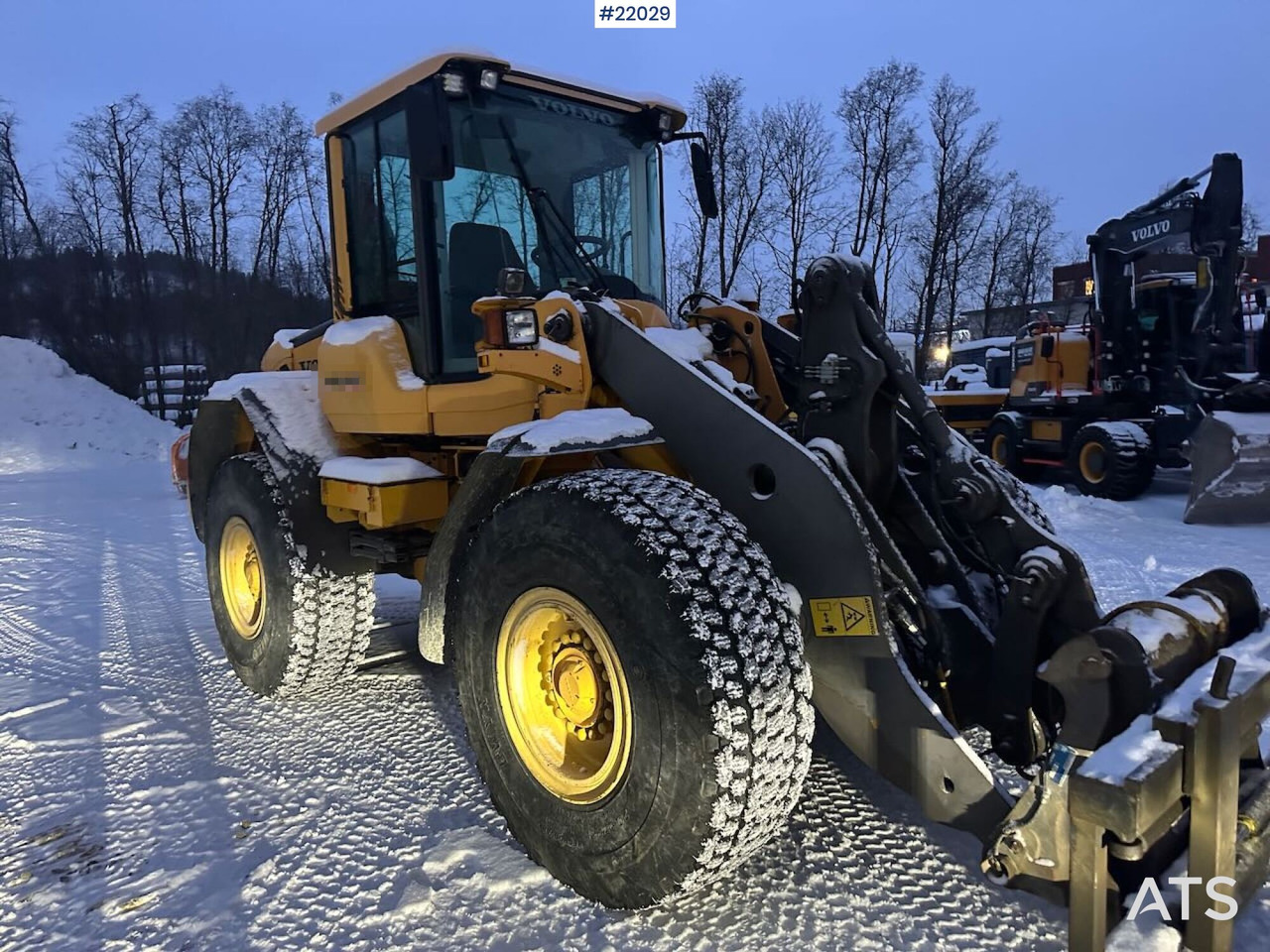 Volvo L70F hjullaster m/ vinter- og sommerdekk og planeringskuffe. En eier! Se video - Gumikerekes homlokrakodó: 1 kép. Volvo L70F hjullaster m/ vinter- og sommerdekk og planeringskuffe. En eier! Se video - Gumikerekes homlokrakodó: 1 kép.
