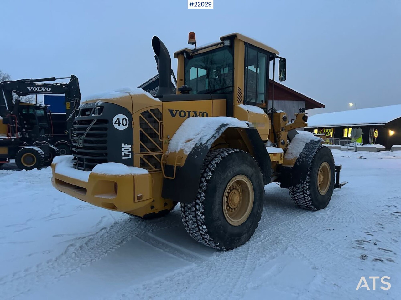 Volvo L70F hjullaster m/ vinter- og sommerdekk og planeringskuffe. En eier! Se video - Gumikerekes homlokrakodó: 4 kép. Volvo L70F hjullaster m/ vinter- og sommerdekk og planeringskuffe. En eier! Se video - Gumikerekes homlokrakodó: 4 kép.
