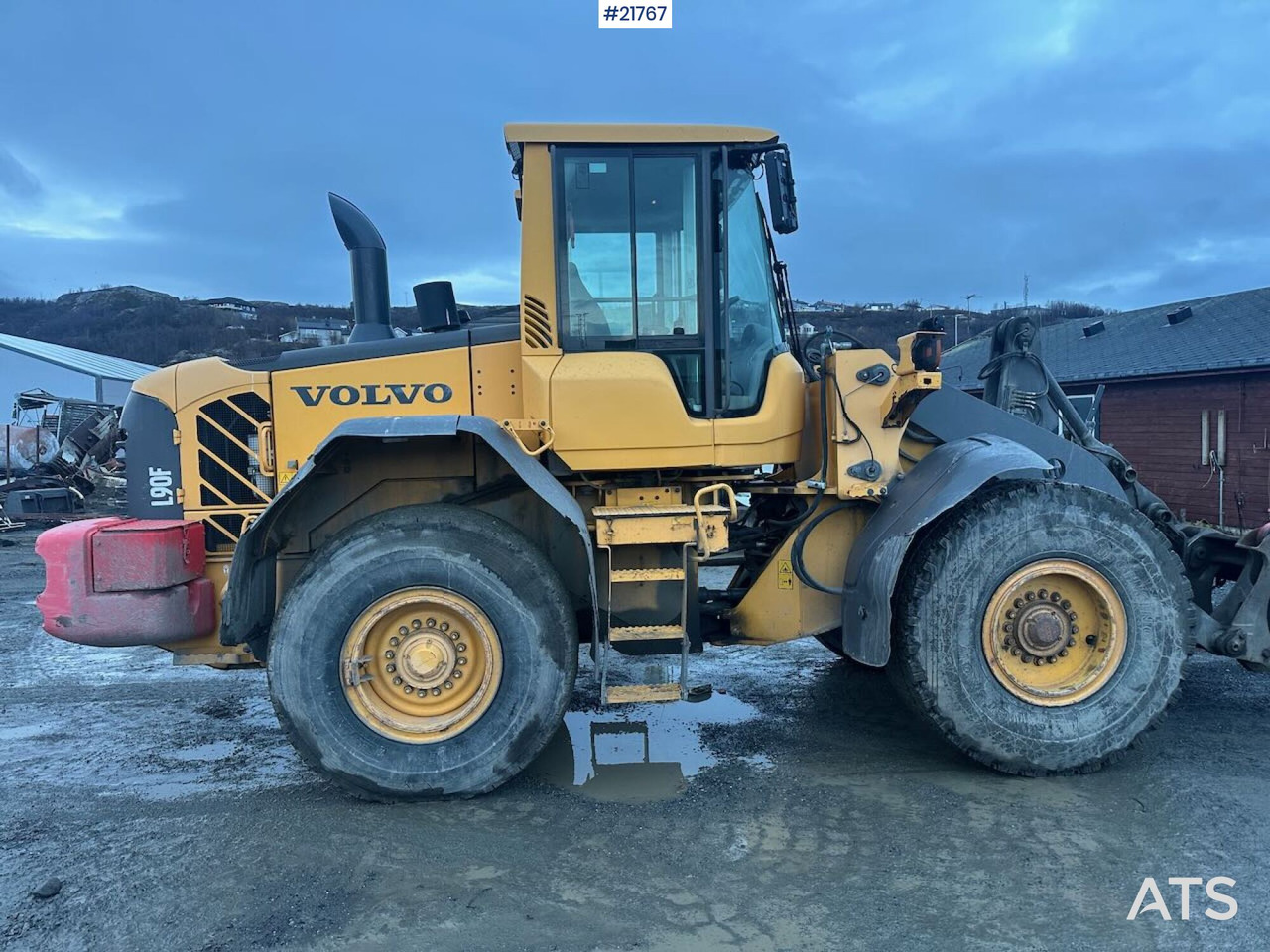 Volvo L90F hjullaster m/ Volvo gruskuffe. SE VIDEO - Gumikerekes homlokrakodó: 1 kép. Volvo L90F hjullaster m/ Volvo gruskuffe. SE VIDEO - Gumikerekes homlokrakodó: 1 kép.