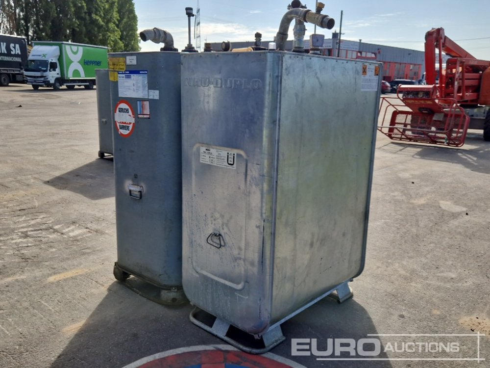 1,000Ltr. Oil Tanks (2 of) - Tároló tartály: 2 kép. 1,000Ltr. Oil Tanks (2 of) - Tároló tartály: 2 kép.