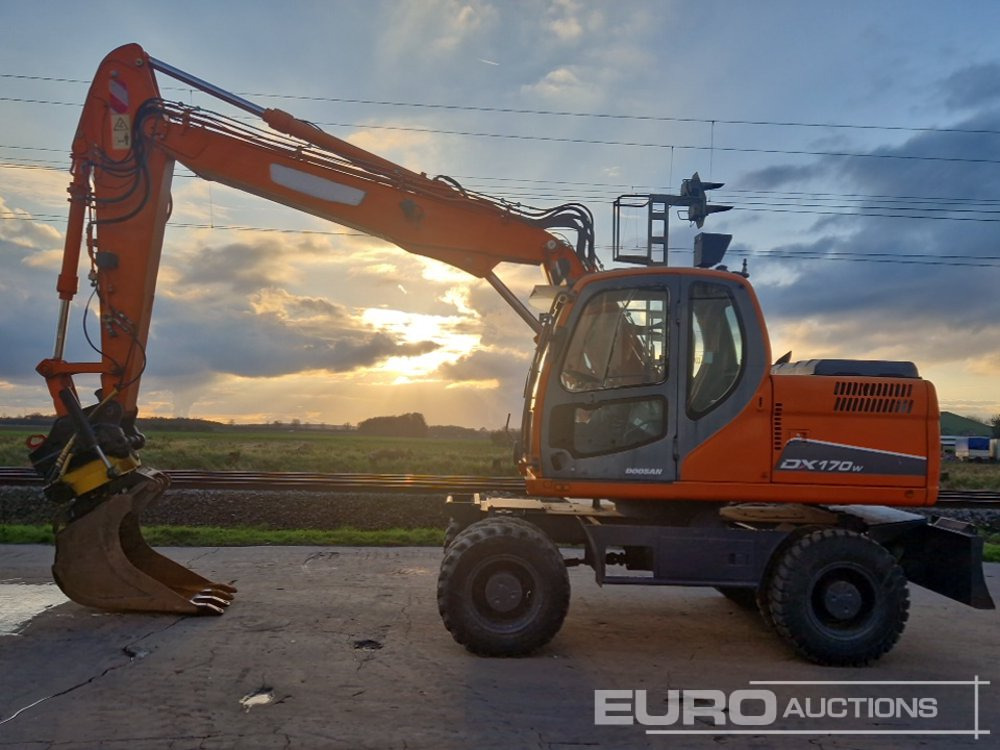 2010 Doosan DX170W - Gumikerekes kotró: 2 kép. 2010 Doosan DX170W - Gumikerekes kotró: 2 kép.