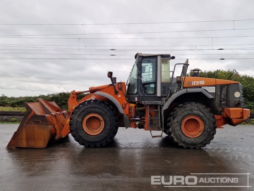 2010 Hitachi ZW310 - Gumikerekes homlokrakodó: 2 kép. 2010 Hitachi ZW310 - Gumikerekes homlokrakodó: 2 kép.