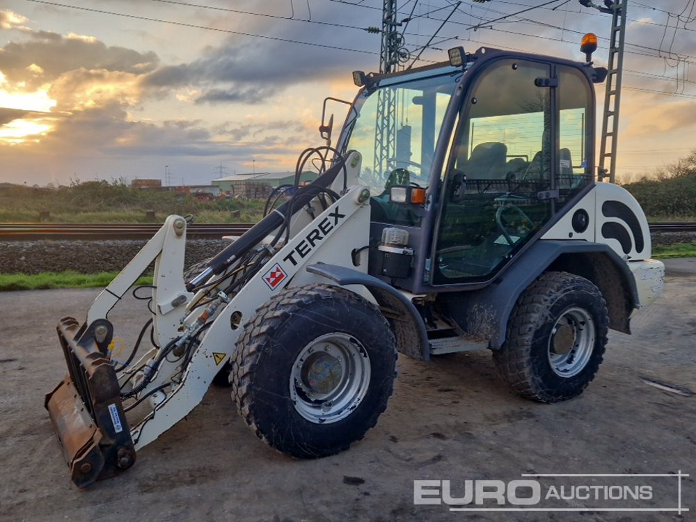 2010 Terex TL80AS - Gumikerekes homlokrakodó: 1 kép. 2010 Terex TL80AS - Gumikerekes homlokrakodó: 1 kép.