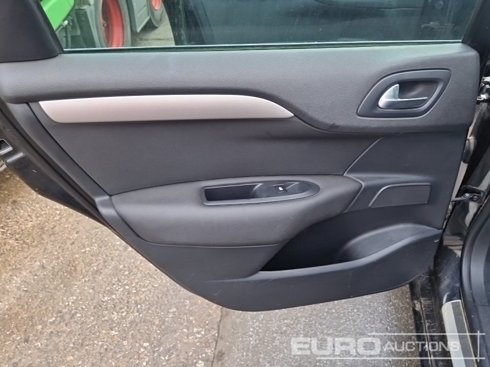 Autó 2011 Citreon C4: 20 kép. Autó 2011 Citreon C4: 20 kép.