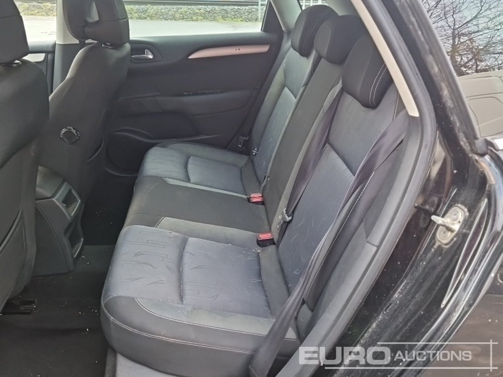 Autó 2011 Citreon C4: 21 kép. Autó 2011 Citreon C4: 21 kép.