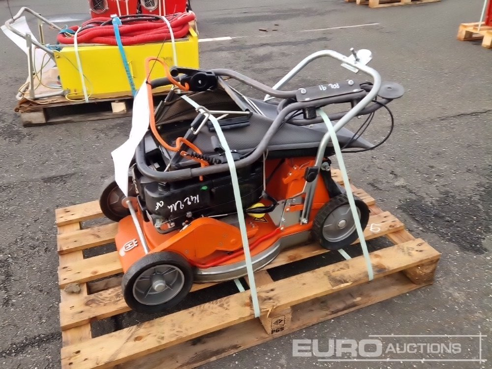 2011 Husqvarna WC 48 Se Walk Behind Petrol Lawnmower - Építőipari berendezések: 3 kép. 2011 Husqvarna WC 48 Se Walk Behind Petrol Lawnmower - Építőipari berendezések: 3 kép.