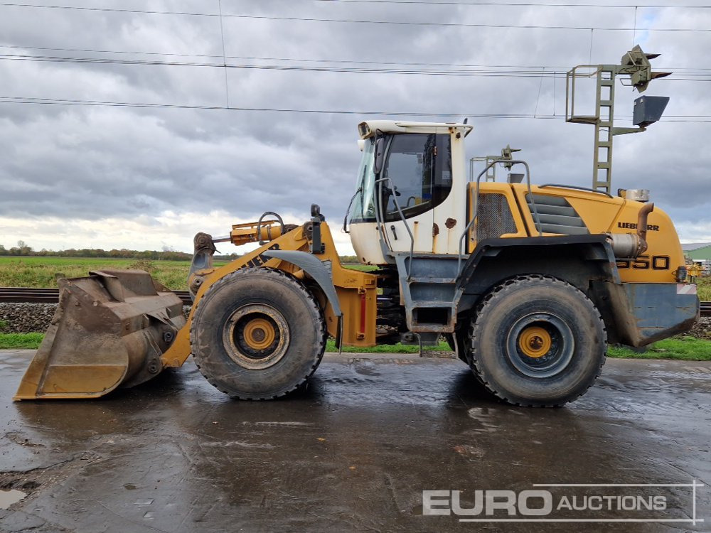 2012 Liebherr L550 - Gumikerekes homlokrakodó: 2 kép. 2012 Liebherr L550 - Gumikerekes homlokrakodó: 2 kép.