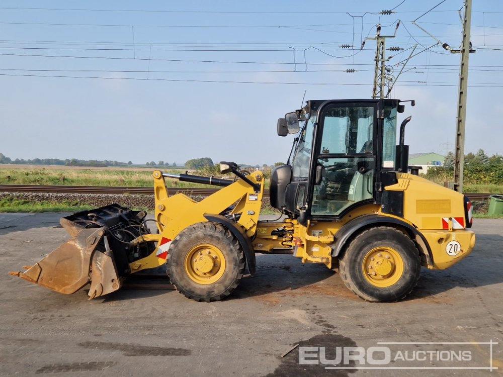 2013 CAT 907H2 - Gumikerekes homlokrakodó: 2 kép. 2013 CAT 907H2 - Gumikerekes homlokrakodó: 2 kép.