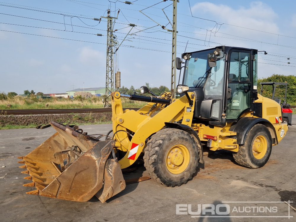 2013 CAT 907H2 - Gumikerekes homlokrakodó: 1 kép. 2013 CAT 907H2 - Gumikerekes homlokrakodó: 1 kép.