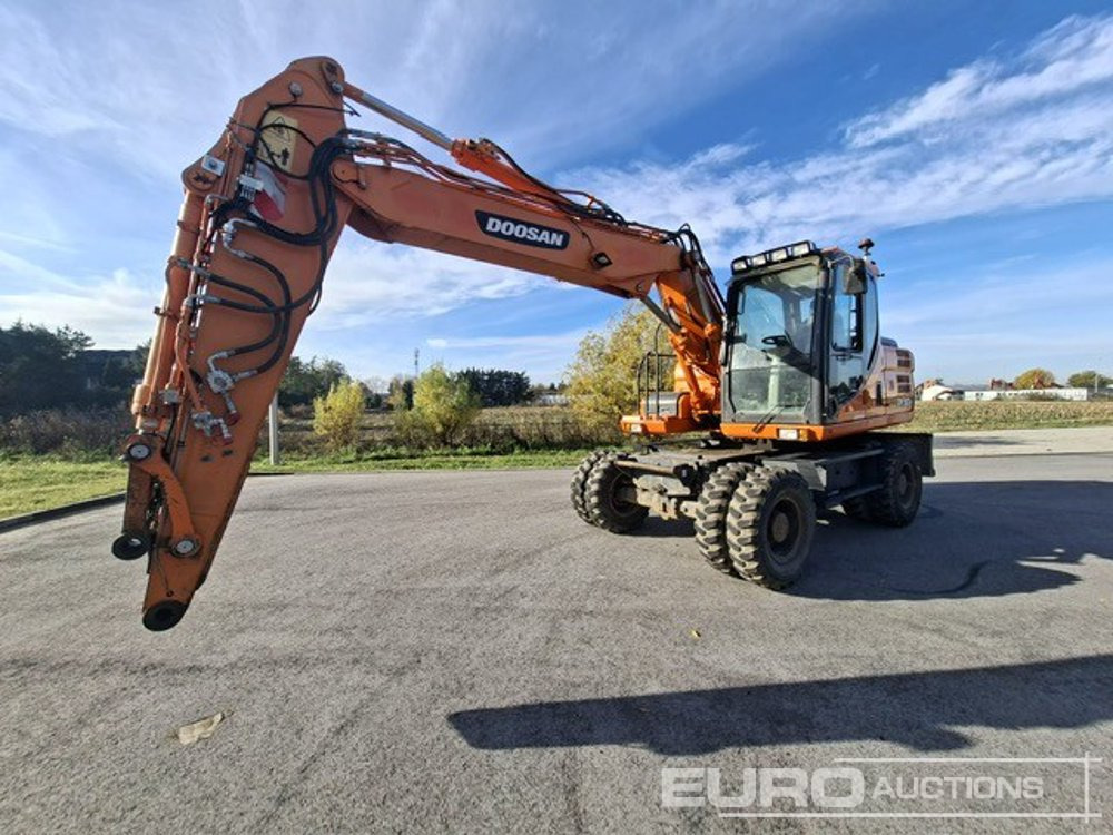 2013 Doosan DX160W-3 - Gumikerekes kotró: 1 kép. 2013 Doosan DX160W-3 - Gumikerekes kotró: 1 kép.
