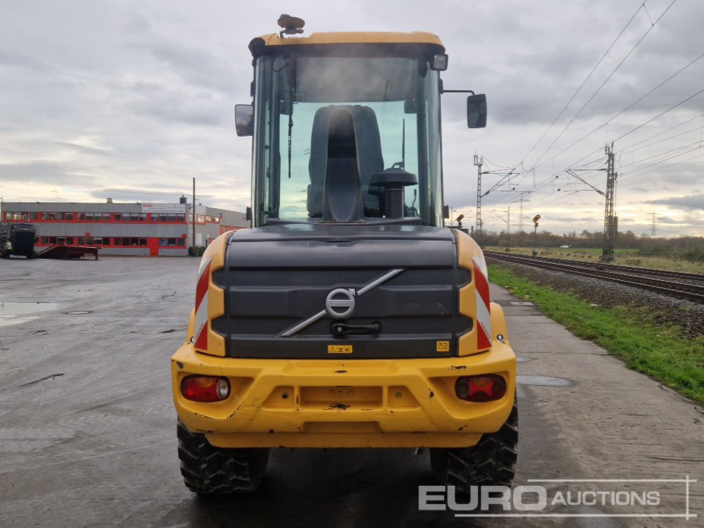 2017 Volvo L30G - Gumikerekes homlokrakodó: 4 kép. 2017 Volvo L30G - Gumikerekes homlokrakodó: 4 kép.