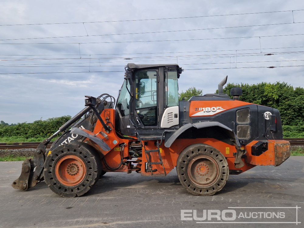 2018 Hitachi ZW180-6 - Gumikerekes homlokrakodó: 2 kép. 2018 Hitachi ZW180-6 - Gumikerekes homlokrakodó: 2 kép.