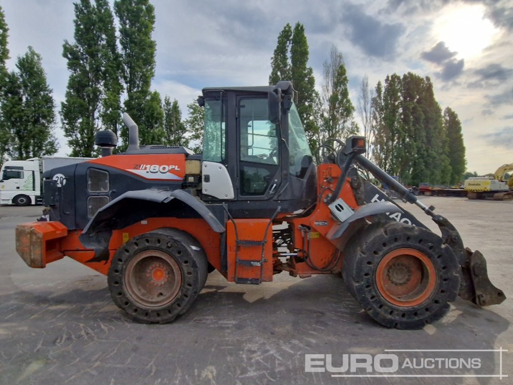 Gumikerekes homlokrakodó 2018 Hitachi ZW180-6: 6 kép.