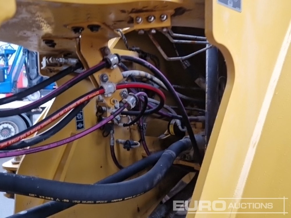 Gumikerekes homlokrakodó 2019 CAT 966M: 20 kép.