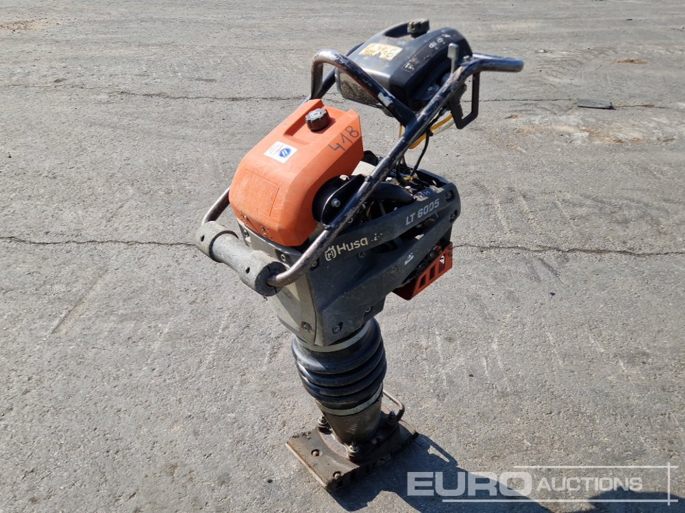 2020 Husqvarna LT6005 - Aszfaltozó gép: 1 kép. 2020 Husqvarna LT6005 - Aszfaltozó gép: 1 kép.