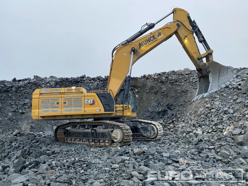 2022 CAT 395 - Lánctalpas kotró: 2 kép. 2022 CAT 395 - Lánctalpas kotró: 2 kép.