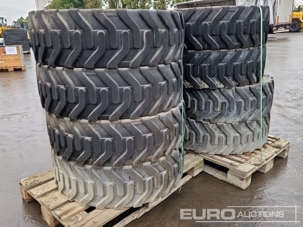 275/70R22.5 Tyres with Rims (8 of) - Gumiabroncs: 4 kép. 275/70R22.5 Tyres with Rims (8 of) - Gumiabroncs: 4 kép.