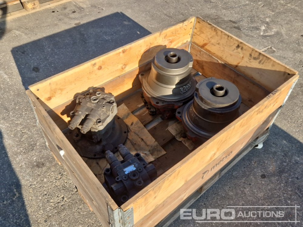 Drive Motor (2 of) Swing Motor (2 of) to suit Hitachi ZX870 - Alkatrész: 4 kép. Drive Motor (2 of) Swing Motor (2 of) to suit Hitachi ZX870 - Alkatrész: 4 kép.